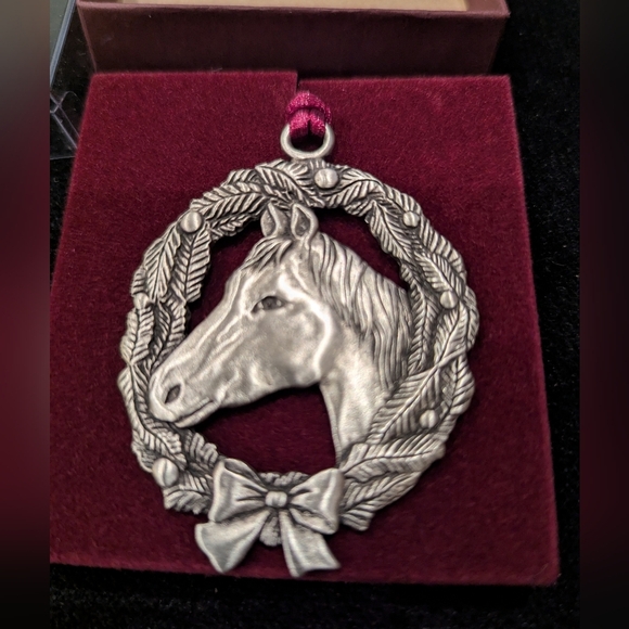 Seagull Pewter, Horse wreath ornament. Satin finish. Gift boxed. NIB - Picture 3 of 7